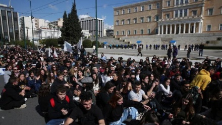 Grecia: Studenti protestano dopo il disastro ferroviario
