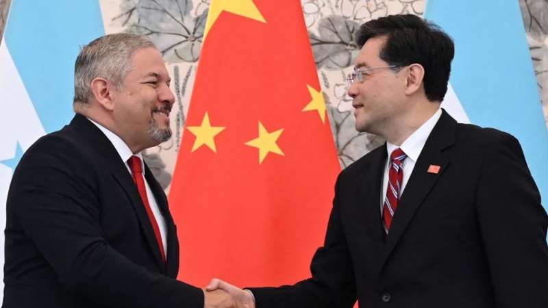 Honduras Foreign Minister Eduardo Enrique Reina (L) and Chinese Foreign Minister Qin Gang