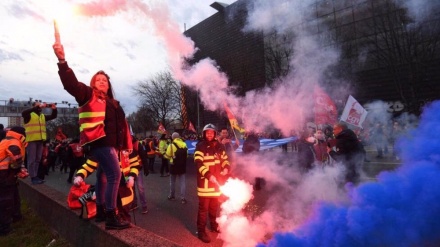  French protesters block key highway, oil refineries after Macron’s pension move 