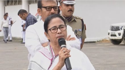কেন্দ্রীয় সরকারের বিরুদ্ধে বঞ্চনার অভিযোগে দিল্লিতে দু’দিনের ধর্না-অবস্থান করবেন মমতা     