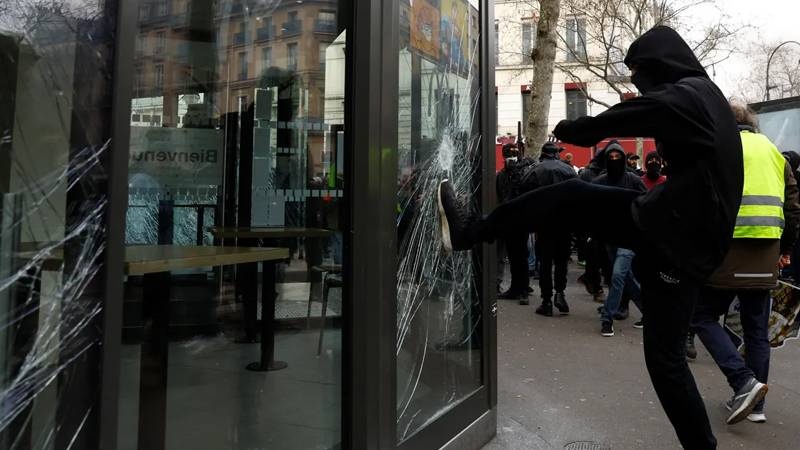 Demonstrata milionëshe në Francë; 123 policë u plagosën dhe 80 protestues u arrestuan