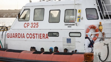 Guardia Costiera soccorre 450 migranti a 100 miglia da Siracusa