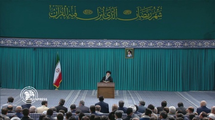 ईरान के भीतर पवित्र क़ुरआन के सीखने और सिखाने का स्तर बहुत अच्छा हैः वरिष्ठ नेता