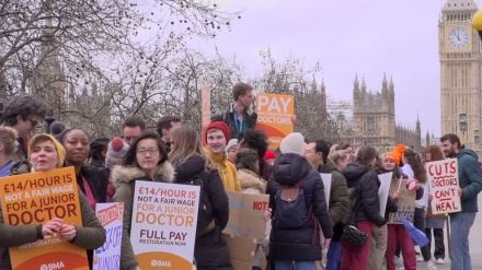 UK NHS junior doctors walk out over pay