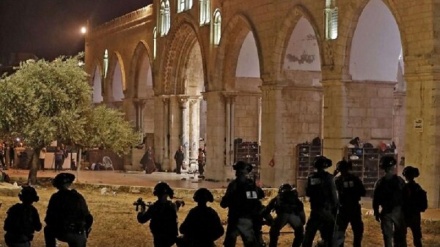 イスラエル軍が聖地内のアクサーモスクを襲撃