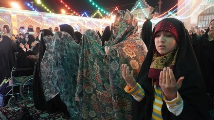 Malam Pergantian Tahun, Warga Iran Gelar Doa Bersama (1)