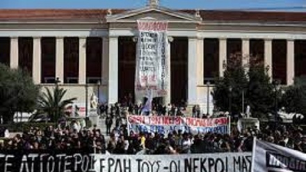 Grecia: Scontri ad Atene, lancio di molotov e lacrimogeni