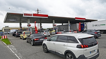 Francia, gli scioperi stanno facendo scarseggiare il carburante