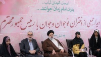イランのライースィー大統領と女子生徒たちの面会