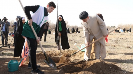 Hari Penanaman Pohon, Presiden Iran Tanam Bibit Pohon di Kebun Raya