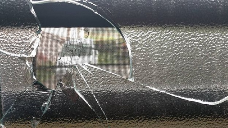 沖縄県金武町の民家、米軍の流れ弾で窓ガラス割れたか