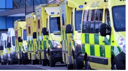 英国初级医生不满薪资举行罢工