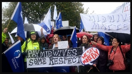 英国初级医生因不满薪酬罢工三天