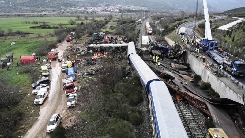 ギリシャで首都アテネとテッサロニキを結ぶ路線で旅客列車と貨物列車が正面衝突する事故