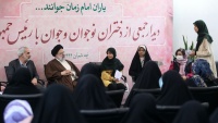 イランのライースィー大統領と女子生徒たちの面会
