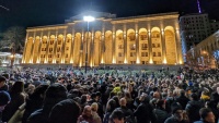格鲁吉亚首都议会大楼外数千抗议者聚集