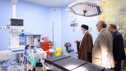 „Quelle des Stolzes“: Raisi begrüßt Fortschritt Irans in medizinischen Wissenschaften trotz Sanktionen