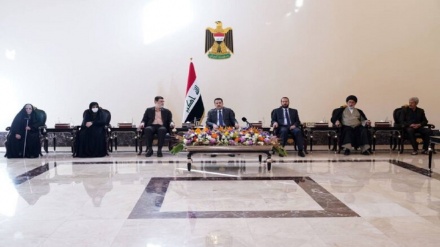 Премьер-министр Ирака почтил семьи иранских мучеников в войне с ИГИЛ