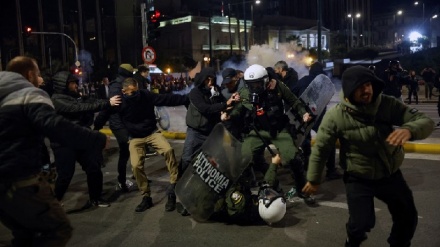 Grecia, violenti scontri tra polizia e manifestanti su incidenti treni