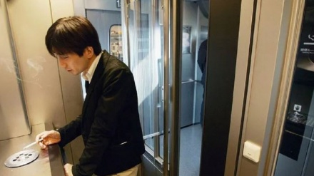 جاپان کې یو رئیس د دندې پر مهال د سګریټ څکولو له امله ۱۴۷۰۰ ډالر جریمه او لس سلنه یې تنخوا کمه شوې