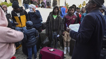 Refugees flee Tunisia after president's call for crackdown 