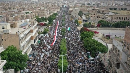 サウジ主導の侵攻開始から9年目突入のイエメンで、人々が抗議デモ実施