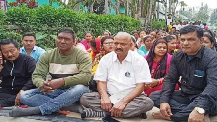 ৫ দফা দাবিতে কেন্দ্রীয় মন্ত্রী জন বার্লার বাড়ি ঘেরাও, ধর্না-অবস্থানে তৃণমূল  