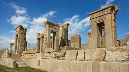 Nowruz, Takht-e Jamshid dan Naqsy-e Rostam Ramai Pengunjung (2)