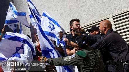 Manifestanti: non ci fidiamo di Netanyahu, rimarremo in strada