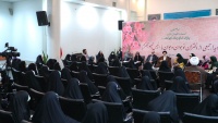 イランのライースィー大統領と女子生徒たちの面会