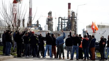 France unrest: Refinery strikes continue as Macron survives no-confidence vote 