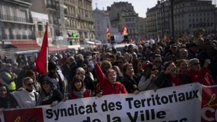 Pensioni, lo sciopero contro la riforma di Macron paralizza la Francia