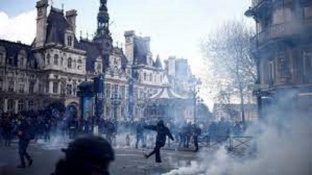Francia, di nuovo in piazza contro la riforma delle pensioni