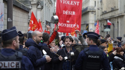  Furious French hold casserolade protest against government's pension law 