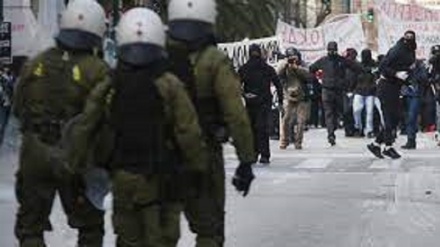 Grecia: poliziotto spara in aria durante gli scontri, arrestato
