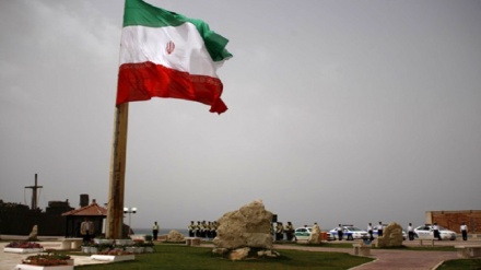 Bendera Terbesar Iran Berkibar di Hari Republik Islam