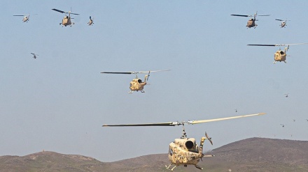 Militer Iran Gelar Parade Helikopter (1)