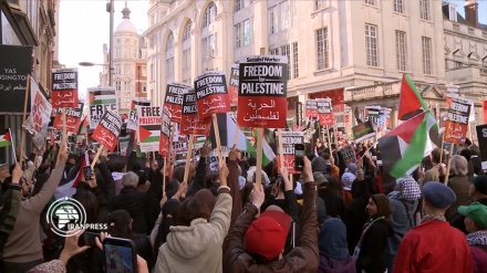 英ロンドンのイスラエル大使館前でパレスチナ支持デモ