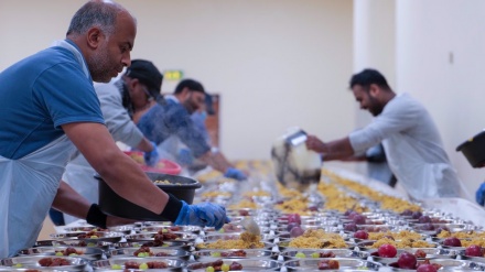 UK Muslim charities hand out food as economic crisis bites: Report