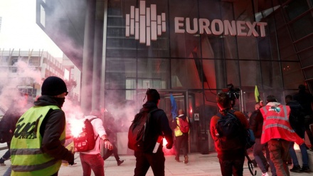  Protesters in France storm Euronext Paris building amid anger over pension law 