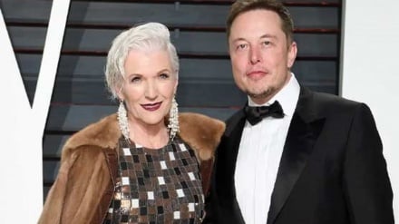 د ایلن ماسک مور ته په ۷۴ کلنۍ کې افتخاري PHD ورکړل شوې