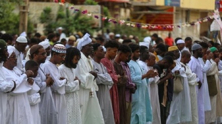 スーダンでイスラム教徒らが断食明けの礼拝実施、軍事衝突が続く中