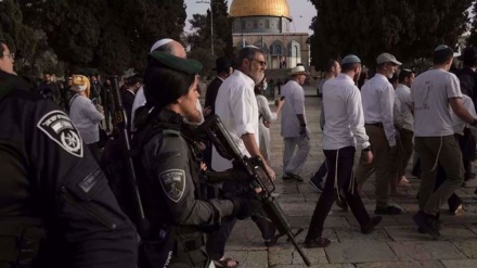  Hundreds of Israeli settlers break into al-Aqsa Mosque under police protection 