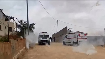 Tak Peduli Petugas Medis, Polisi Zionis Tembakkan Gas Air Mata