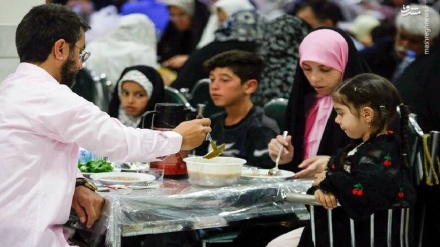 (FOTO DEL GIORNO) Ramadan a Mashad, una famiglia al tavolo dell'Eftar