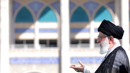 Ayatullah Khamenei Mengimami Salat Idul Fitri