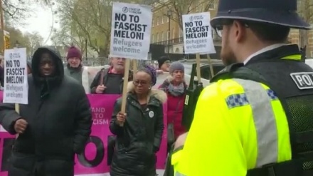 Meloni in visita a Londra, protesta contro fascismo e razzismo 
