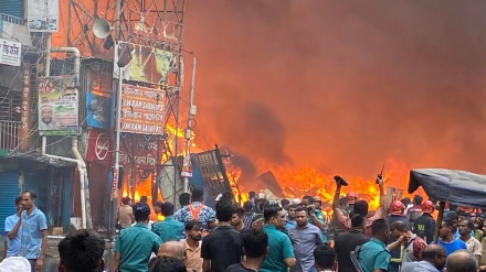 বঙ্গবাজারে ভয়াবহ অগ্নিকাণ্ড: নিয়ন্ত্রণে কাজ করছে ফায়ার সার্ভিস, সেনা ও বিমানবাহিনী