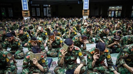 Lailatul Qadar, Ribuan Tentara Iran Doa Bersama (1)