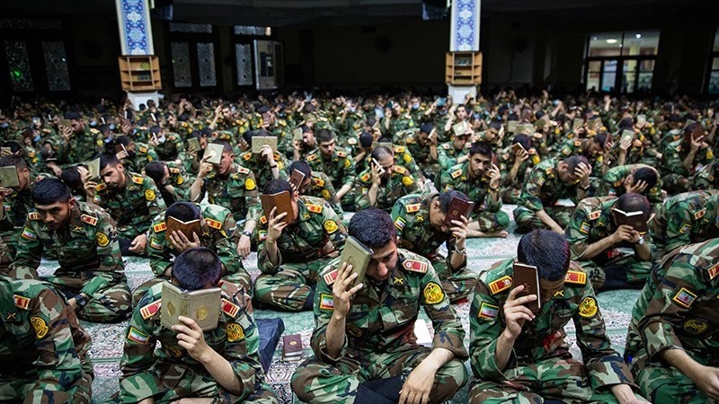 Tentara Iran mengikuti doa malam ke-19 Ramadan, Minggu (9/4/2023) .